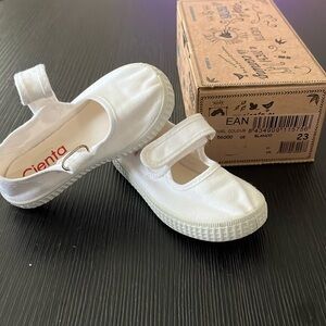 Selling baby shoes brand new, velcro strap